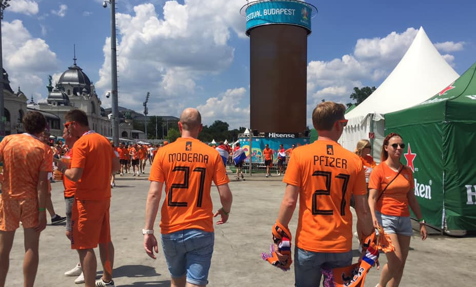 Болельщики Нидерландов с названиями вакцин на спине. Фото. Facebook Петер Гомбаш