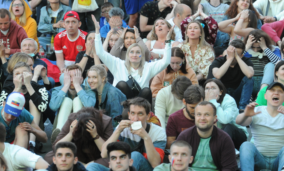 Впереди болельщикам предстоит переживать за результаты еще в двух играх. Фото: Юлия Пыхалова