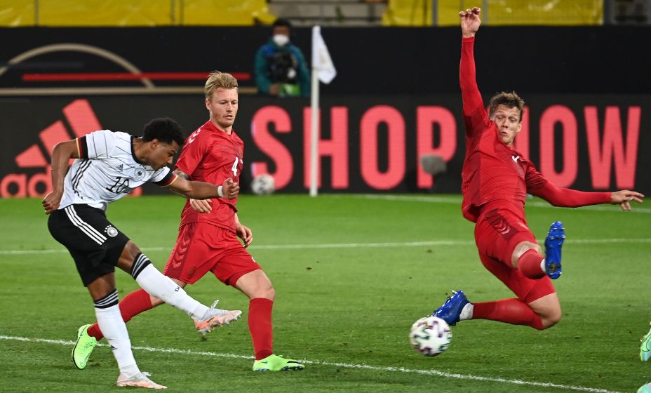 Нападающий сборной Германии Серж Гнабри показал как надо забивать датчанам. Фото: Reuters