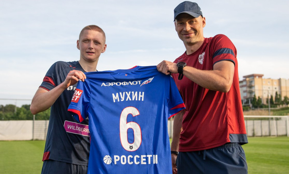 Новобранец ЦСКА Максим Мухин будет выступать под номером шесть, предыдущим обладателем которого был Алексей Березуцкий. Фото: Твиттер ФК ЦСКА
