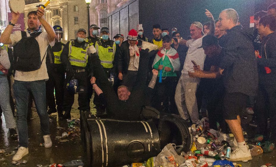 В столице Великобритании не обошлось без столкновений полицейских и болельщиков. Фото: Global Press Look