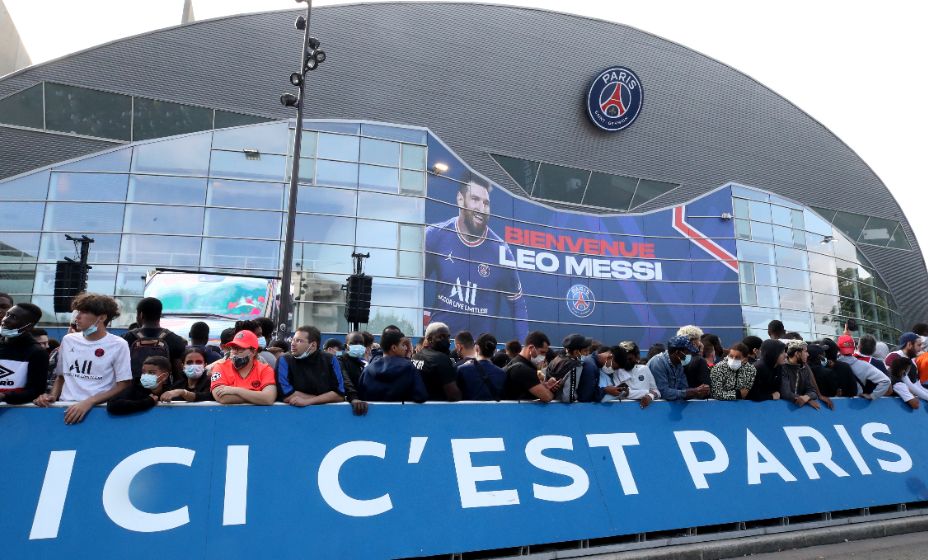 Изображение Месси теперь украшает фасад стадиона «ПСЖ». Фото: Reuters