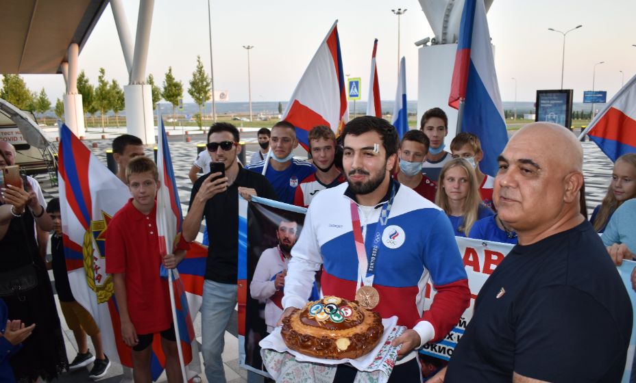 Дзюдоиста Нияза Ильясова торжественно встретили в Ростове-на-Дону. Фото: КП-Ростов-на-Дону