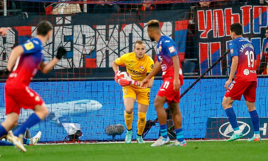 Голкипер «Спартака» Александр Максименко овладел мячом. Фото: Твитер «Спартака»