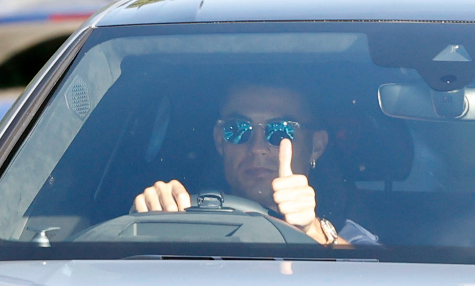 Из-за нехватки бензина и хаоса на заправках Роналду не смог заправить свой новый «Бентли». Фото: Reuters