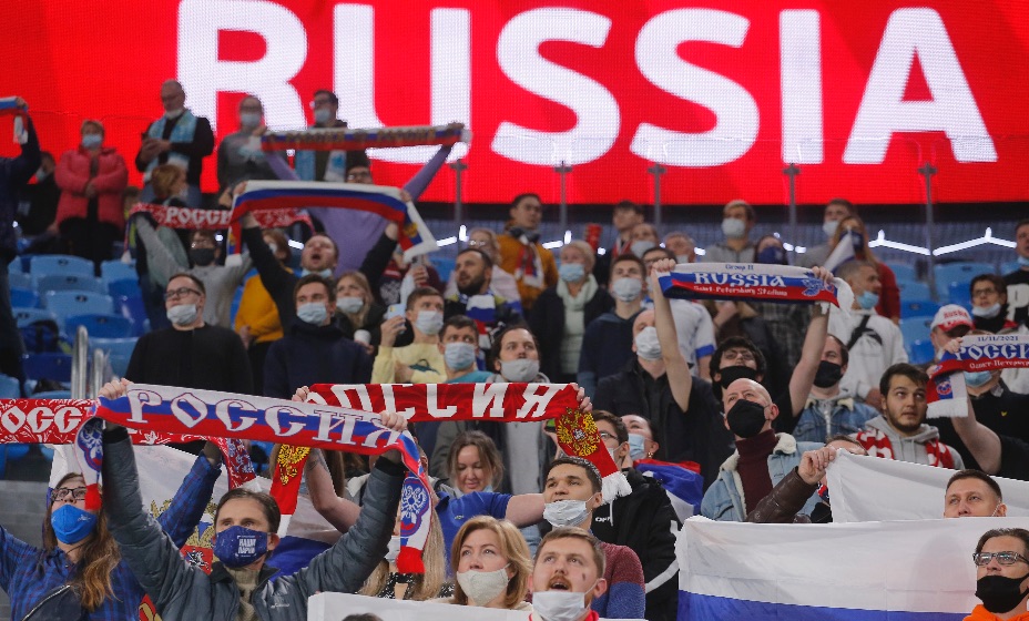 Болельщик устроил драку на матче сборной России с Кипром.
Фото: Reuters