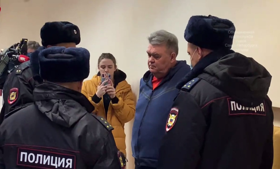 Российский тренер по плаванию и в зале суда отказался от защитной маски. Фото: пресс-служба судов Санкт-Петербурга