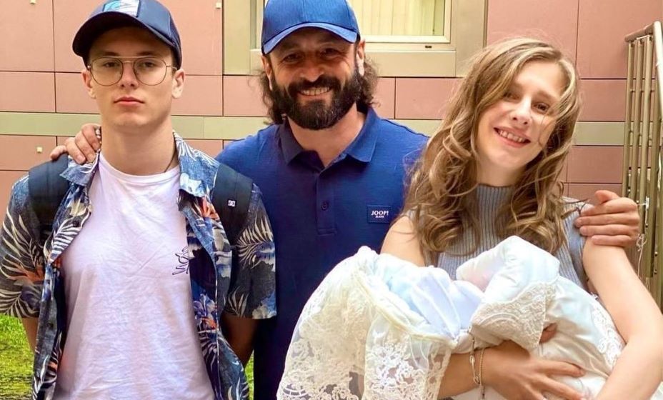 Илья Авербух с женой Лизой и сыновьями Мартином (слева) и Львом радуется жизни. Фото: Инстаграм Ильи Авербуха