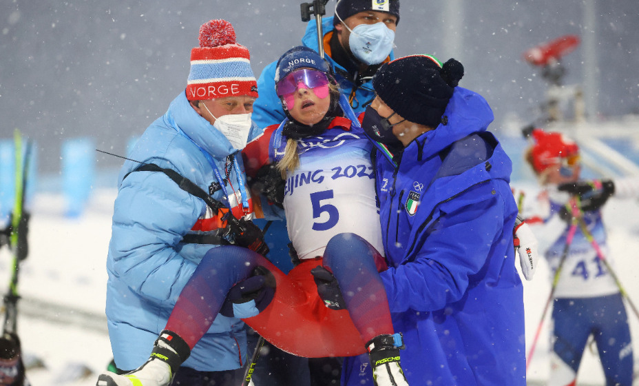 Норвежка Ингрид Тандреволд вновь потеряла сознание. Ее откачивали врачи. Фото: Reuters