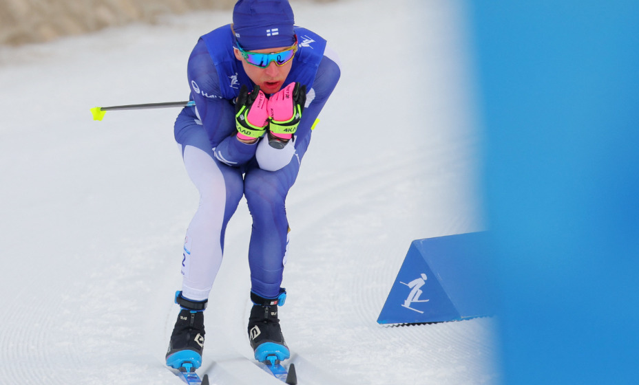 Финский лыжник Реми Линдхольм во время марафонской гонки очень сильно замерз. Фото: Reuters