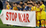 Игроки «Барселоны» и «Наполи» показали баннер: «Остановите войну»