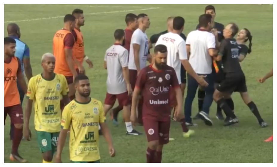 Рафаэль Сориано набросился на бокового судью Марсиелли Нетто. Фото: Скриншот