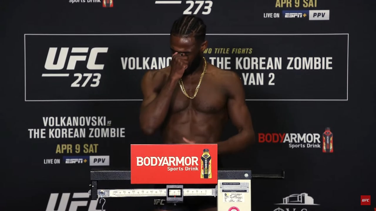 Стерлинг оказался весьма эмоциональным. Фото: скрин трансляции UFC