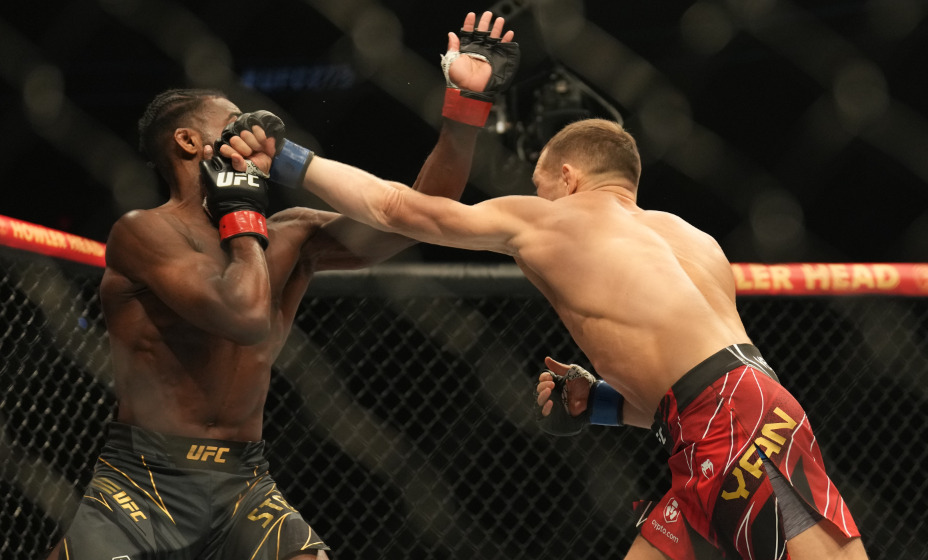 Петр Ян уступил Стерлингу в соглавном бою турнира UFC 273. Фото: Global Look Press