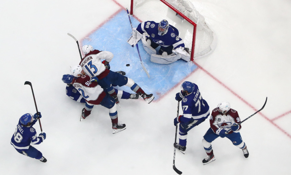 Андрей Василевский пропустил три шайбы от «Колорадо» в четвертом матче финала Кубка Стэнли. Фото: Reuters