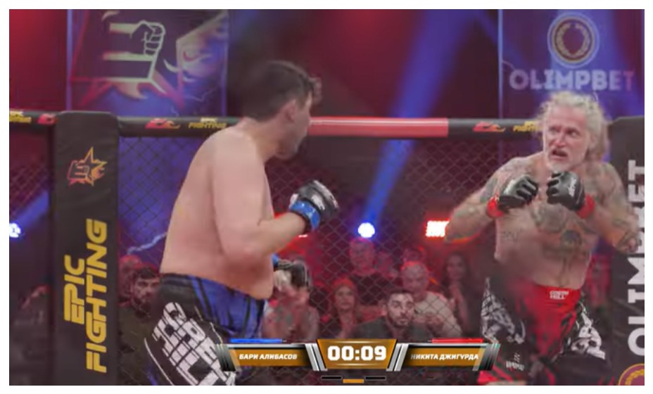 Алибасов в кровь разбил лицо Джигурде. Фото: Скриншот Epic Fighting