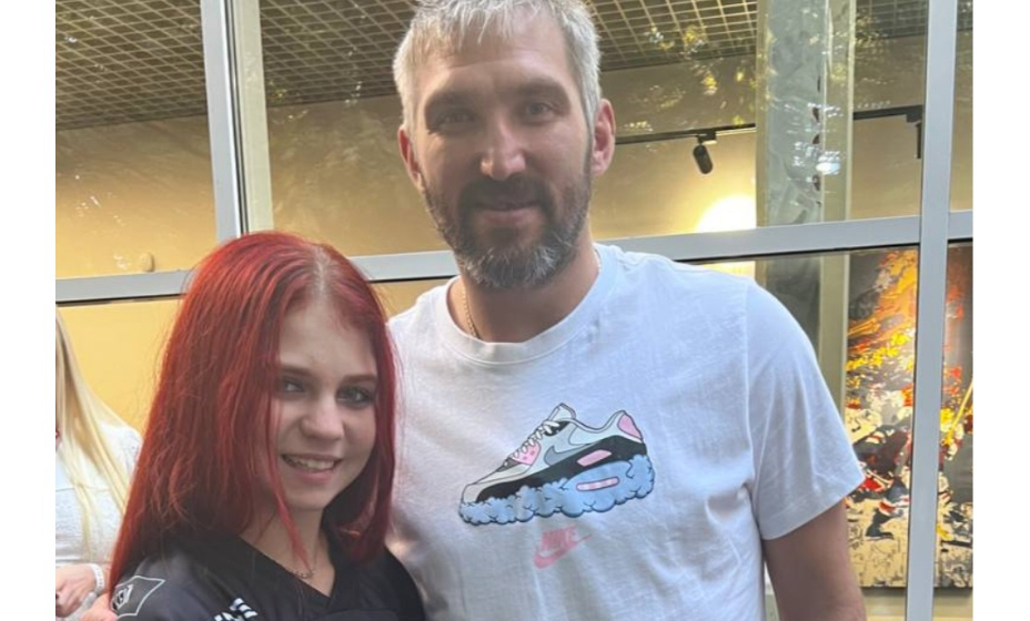 Трусова и Овечкин сделали фото после благотворительного хоккейного матча.
Фото: Личная страница Александры Трусовой в соцсетях