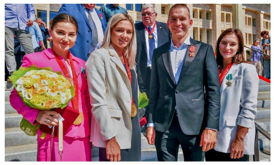 Александр Большунов в  окружении лыжниц сборной России. Фото: соцсети Александра Большунова