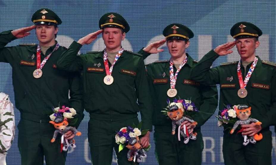 Биатлонисты Матвей Елисеев, Сергей Клячин, Эдуард Латыпов и Алексей Корнев