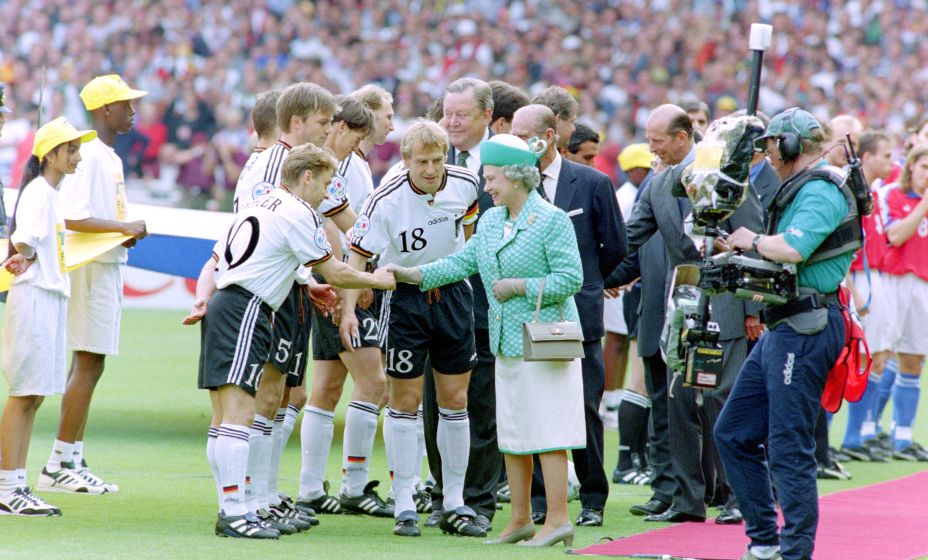 Капитан сборной Германии Юрген Клинсманн после победы в финале Евро-1996 представляет королеве Англии Елизавету II товарищей по команде. Фото: Global Look Press