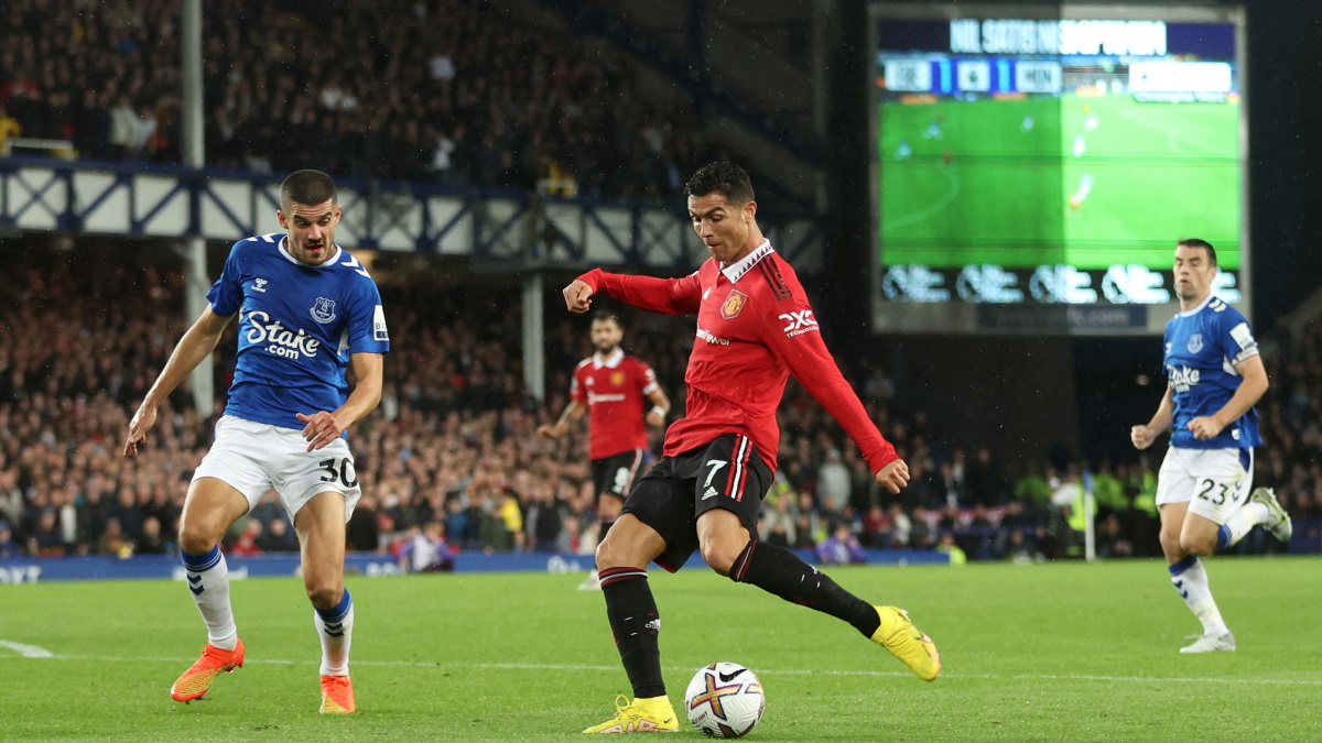 Криштиану Роналду забивает гол в матче