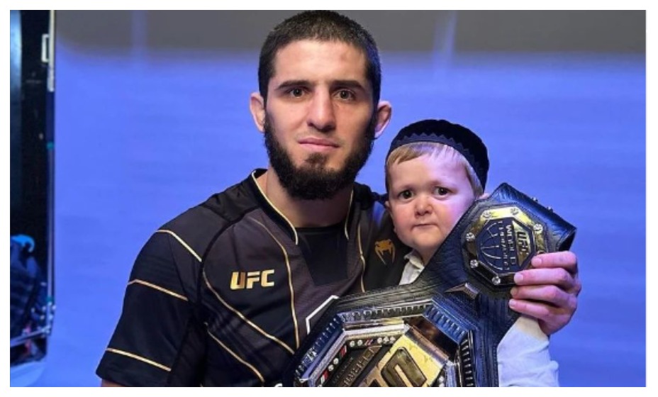 Хасбик вместе с чемпионом UFC Исламом Махачевым. Фото: соцсети Хасбика