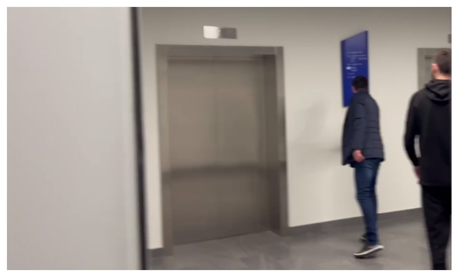 Спартак Гогниев покидает «ВТБ Арену». Фото: Скриншот соцсети «Футбольный Биги»