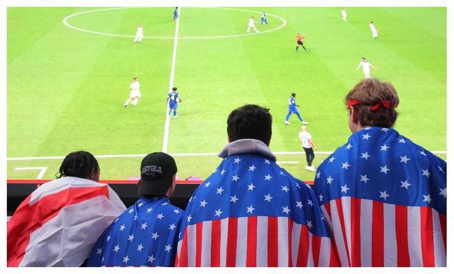 Англичане и американцы вместе смотрели матч ЧМ-2022. Фото: Reuters