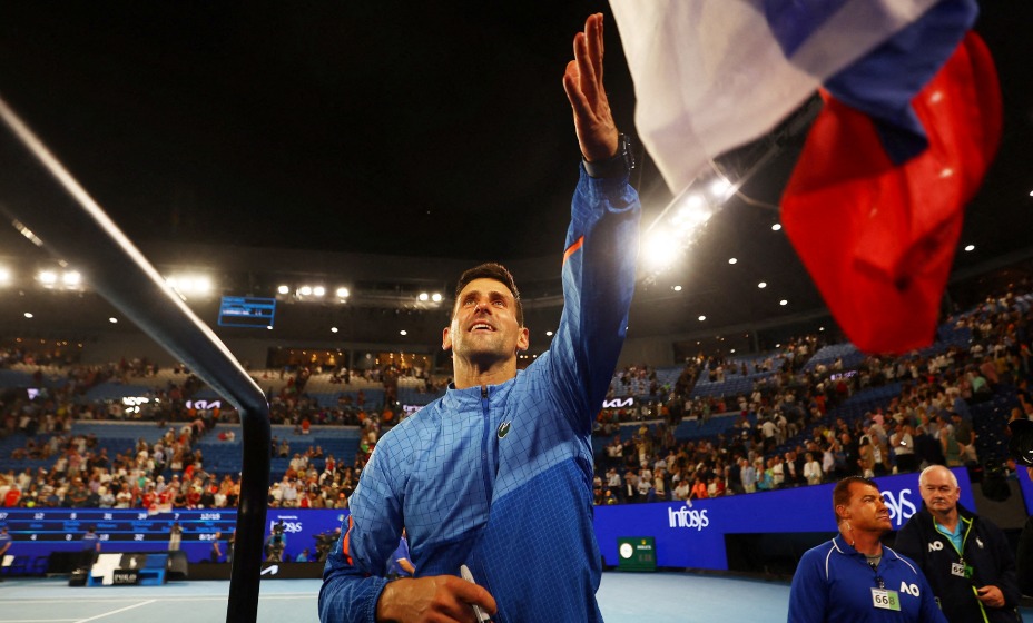 Джокович выиграл Открытый чемпионат Австралии 2023 и расписался на сербском флаге.
Фото: Reuters