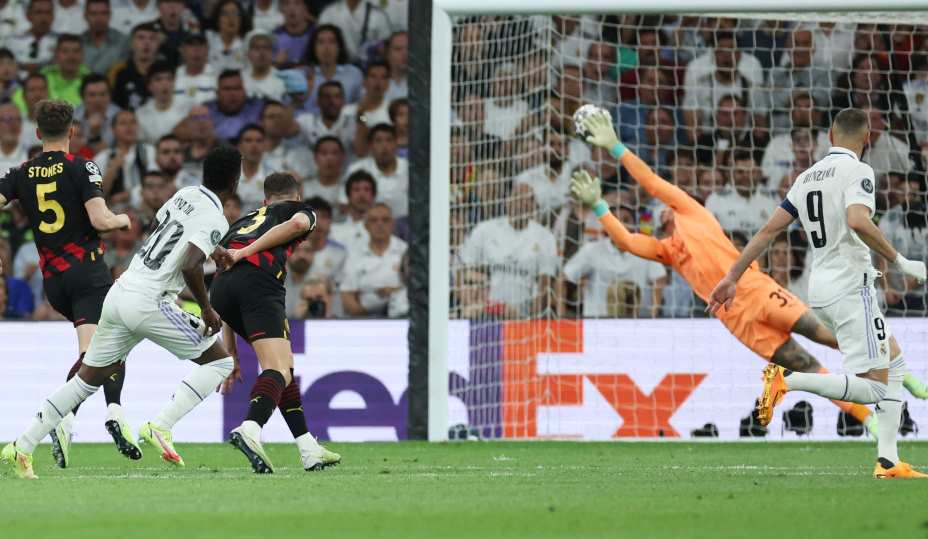 Голкипер «Манчестер Сити» Эдерсон не дотягивается до мяча после удара Винисиуса. Фото: Reuters