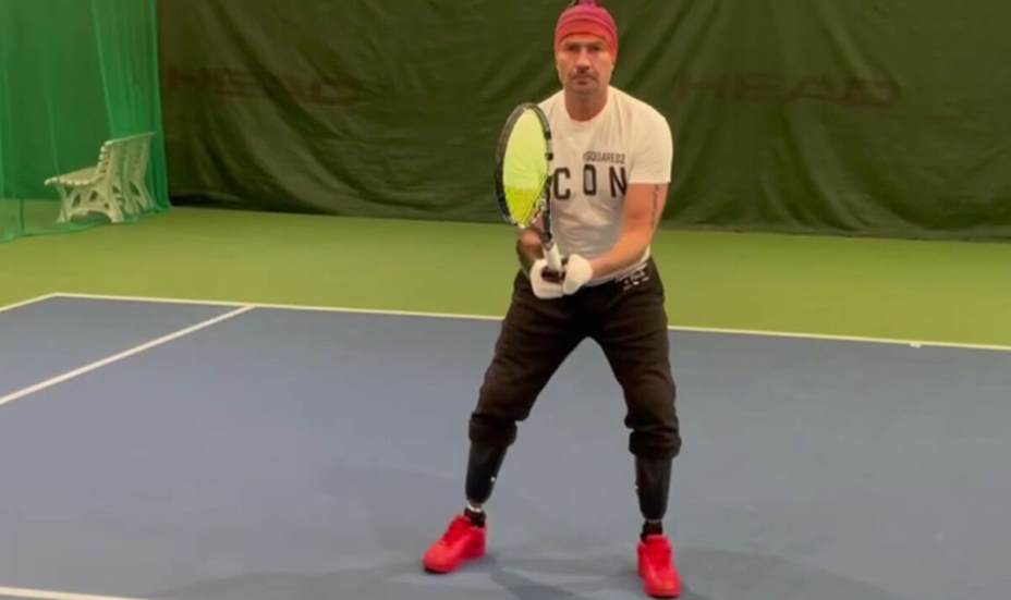 Роман Костомаров заново учится играть в теннис. Фото: Соцсети