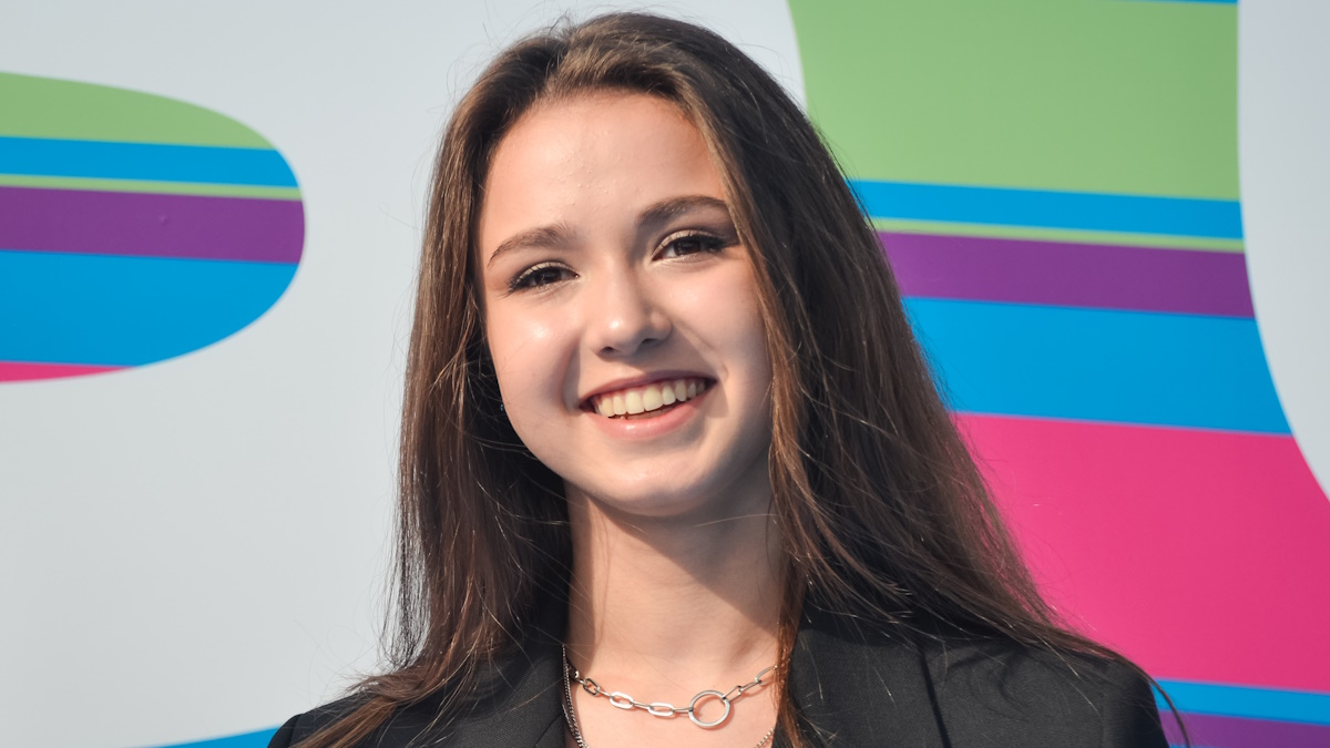 Валиевой подарили большого плюшевого медведя после выступления на «Битве школ». Фото: Даниил Опарин, КП