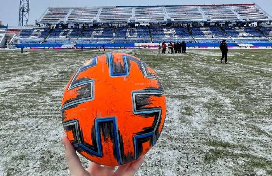 В Воронеже играют красным мячом. Фото: Соцсети ФК Факел