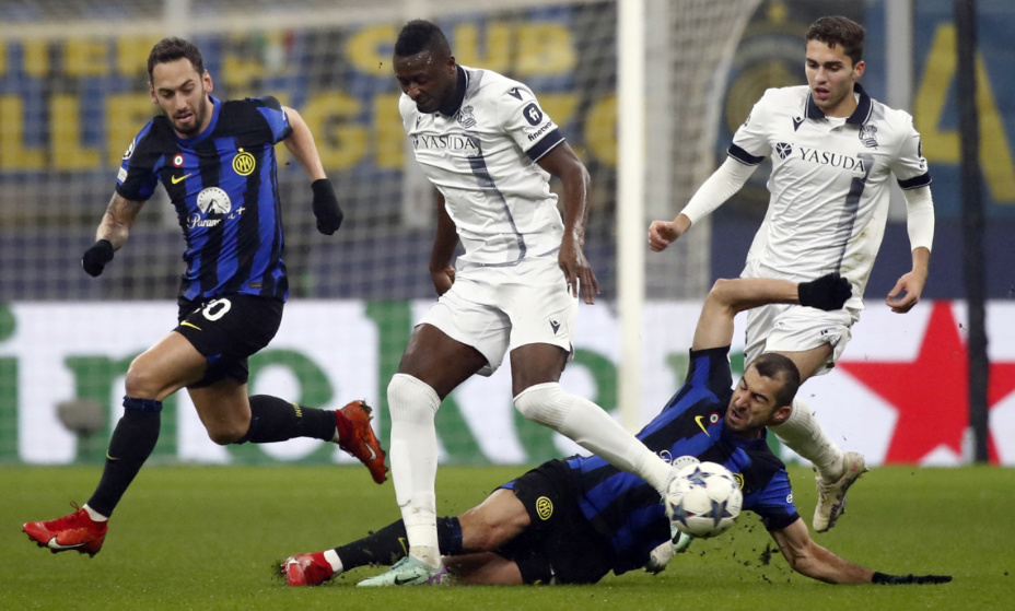 Soccer Football - Champions League - Group D - Inter Milan v Real Sociedad - San Siro, Milan, Italy - December 12, 2023
Inter Milan's Henrikh Mkhitaryan and Hakan Calhanoglu in action with Real Sociedad's Umar Sadiq REUTERS/Alessandro Garofalo