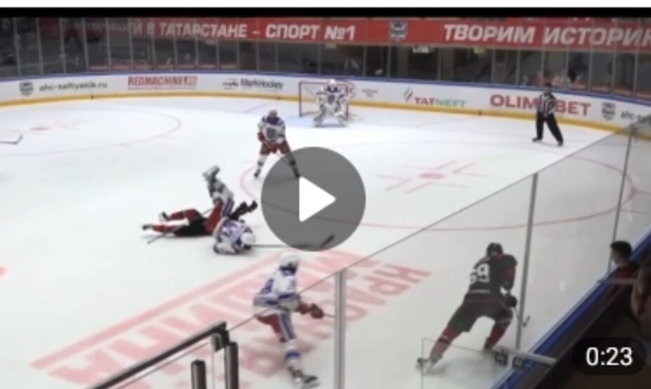 Хоккеист Нефтяника Крутов потерял сознание, снимок экрана
