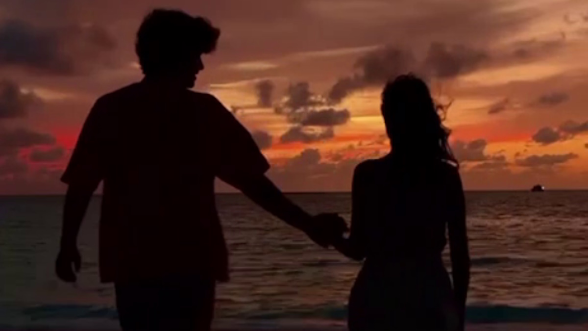 Дмитрий Чигирев и Евгения Медведева на Мальдивах летом 2023 года. Фото: стоп-кадр видео соцсетей фигуристки Евгении Медведевой