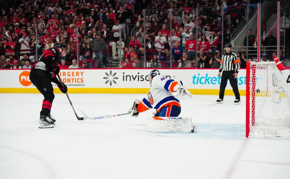 Нападающий «Каролины» Кузнецов отправляет шайбу в ворота голкипера «Рейнджерс» Шестеркина. Фото: Reuters