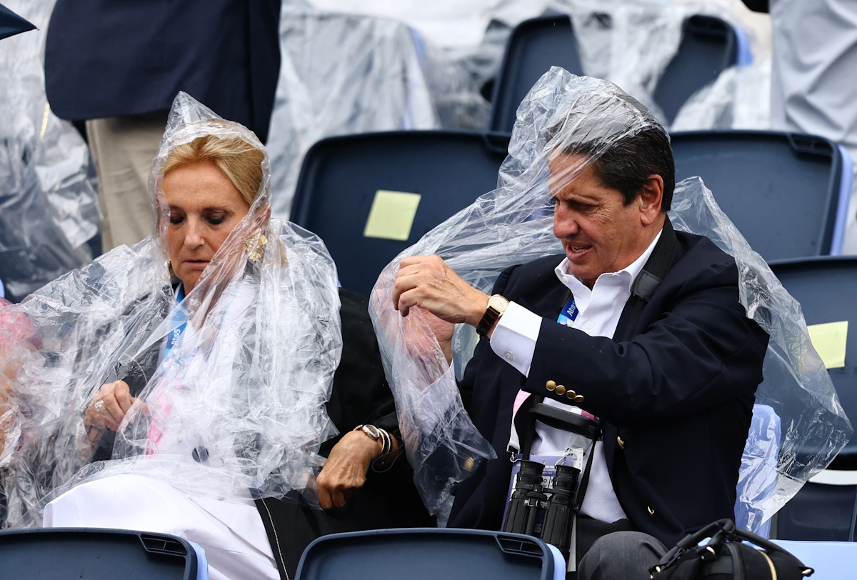 Зрители в ожидании церемонии открытия Олимпиады-2024 в Париже. Фото: REUTERS