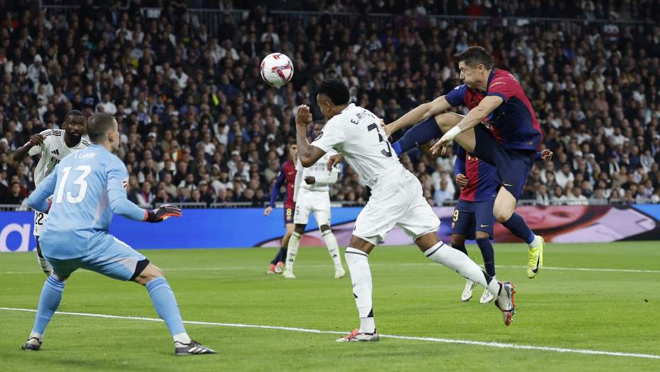 Роберт Левандовски таранит оборону «Реала». Фото: Reuters