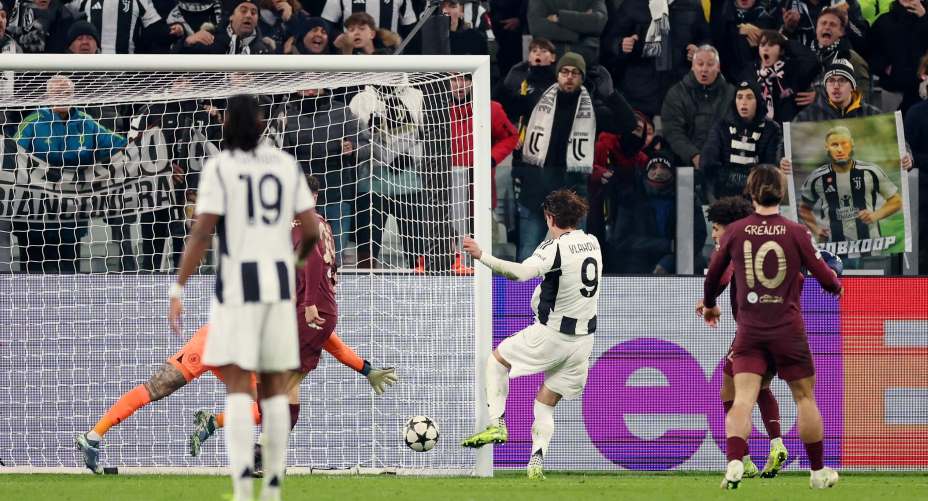 Душан Влахович забивает мяч в ворота Эдерсона. Фото: Reuters