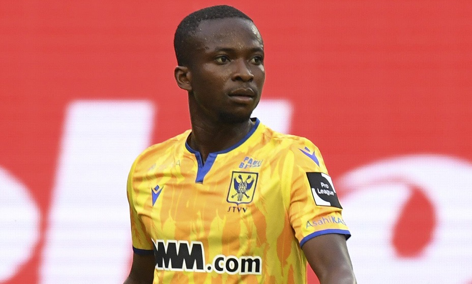 В Китае 31-летний футболист сломал шею, ударившись о рекламный щит. Фото: Global Look Press