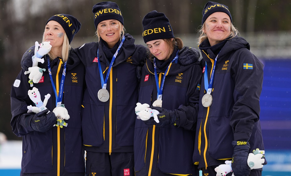 Король Швеции поддержал лыжницу Андерссон после эстафеты на Играх-2026. Фото: Global Look Press