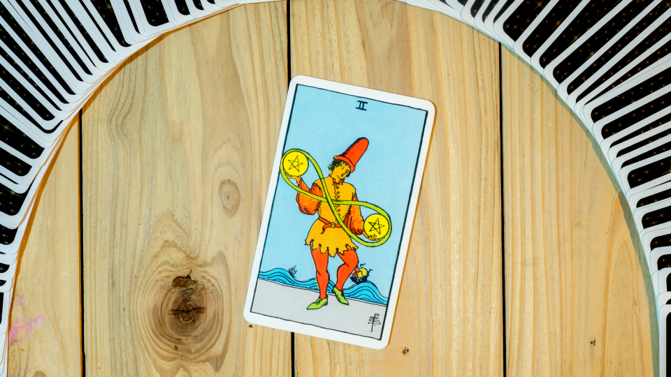 2 Пентаклей Таро: значение и толкование карты