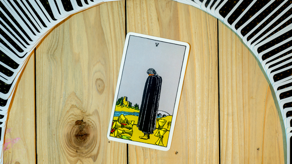 5 Кубков Таро: значение и толкование карты