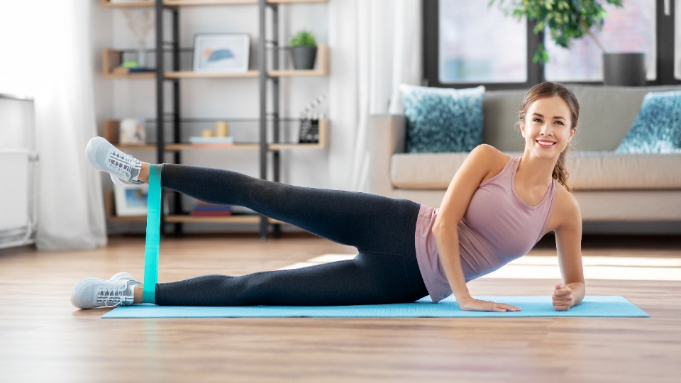 12 лучших упражнений с фитнес-резинкой в 2025 году