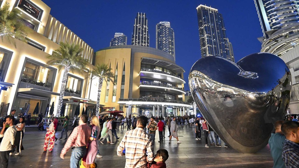 туристы перед торговым центром Dubai Mall