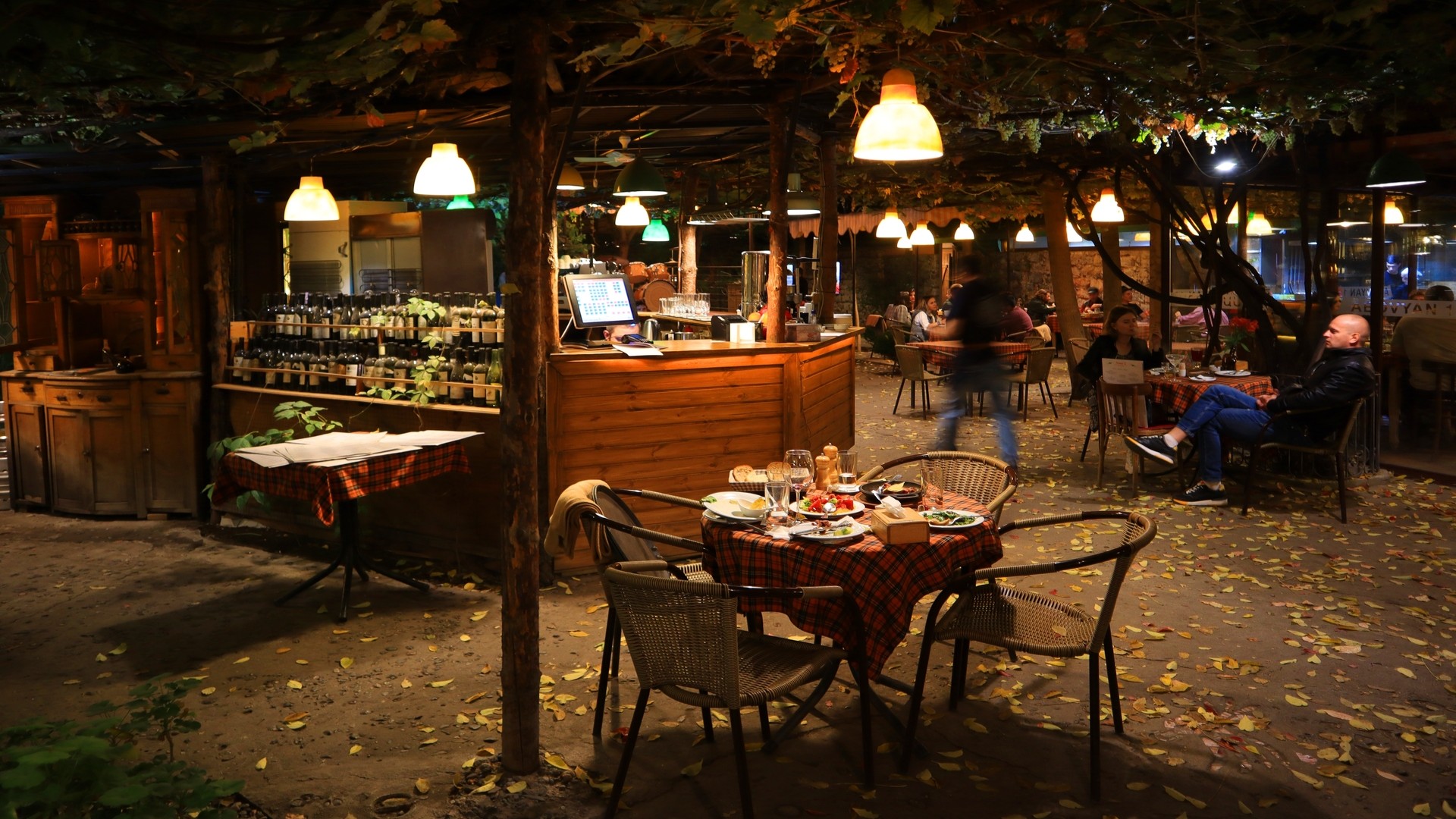 Дворик известного уличного кафе «Абовян 12» в Ереване.