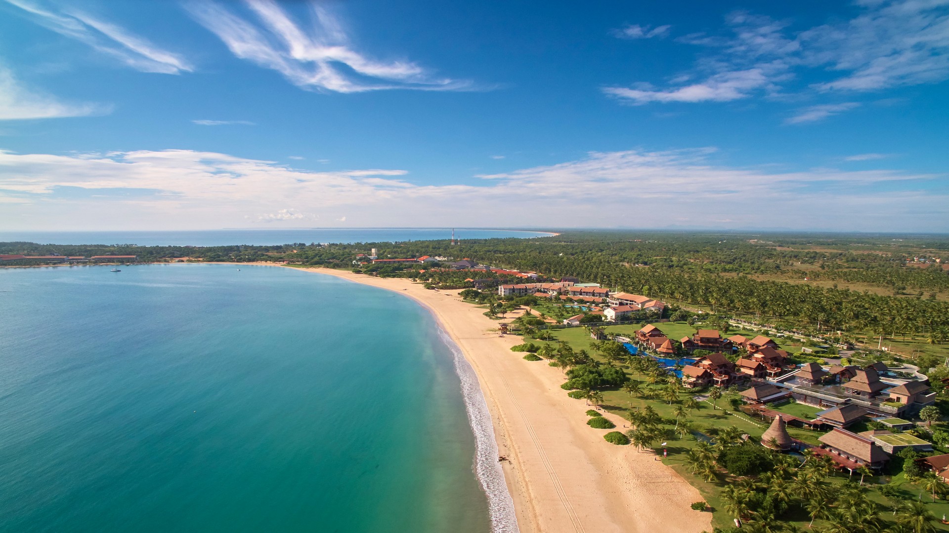 Вид на отели и пляж Пассикуда.