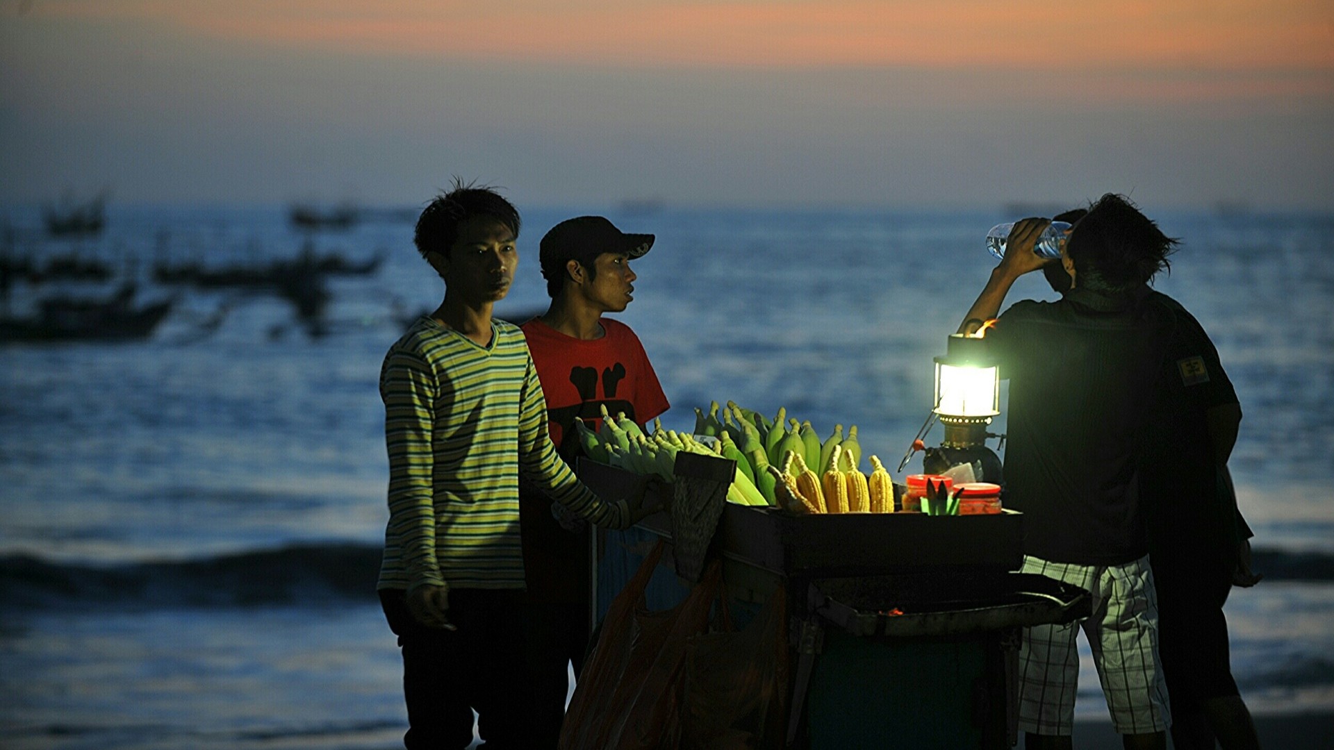 Индонезийский торговец ожидает покупателей на пляже Джимбаран.