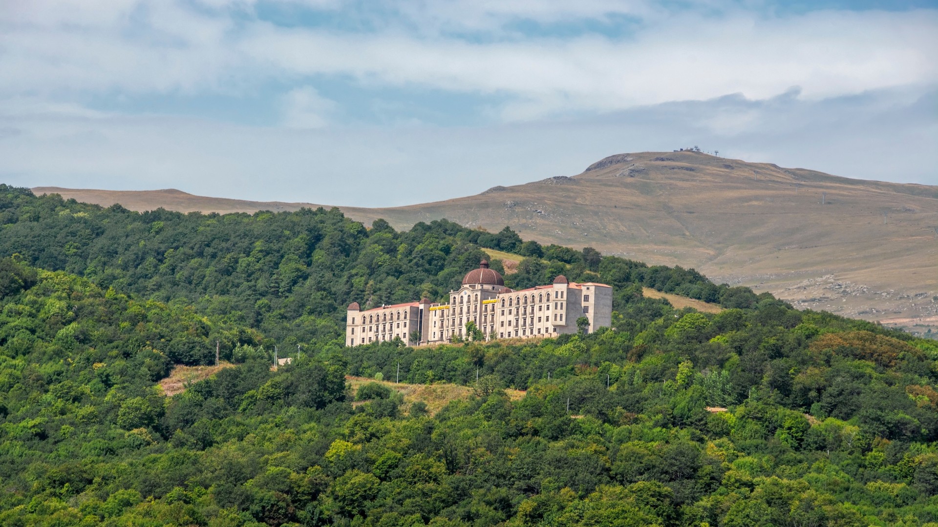 Golden Palace Hotel Resort and SPA на склоне горы среди леса.